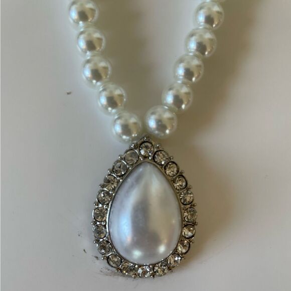 NIB Ellen Tracy Matching Faux Pearl Necklace and Matching Earrings - Picture 4 of 5